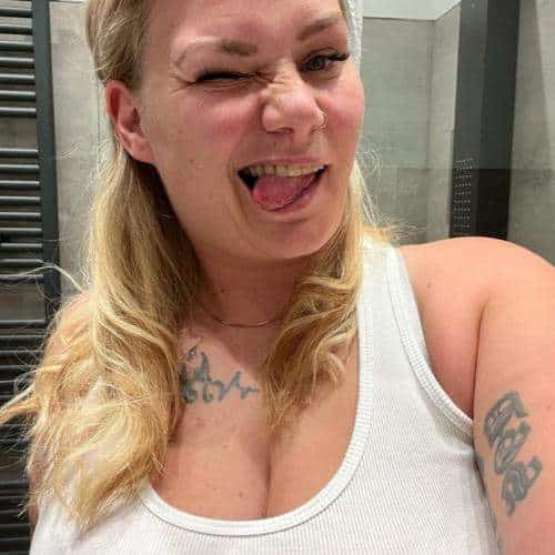 Blondine mit dicken Titten und Tattoos