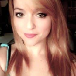 Mädchen was gerne alleine im Wald Spass hat