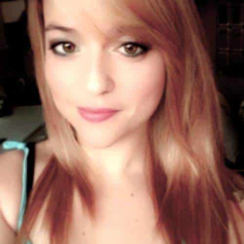 Mädchen was gerne alleine im Wald Spass hat